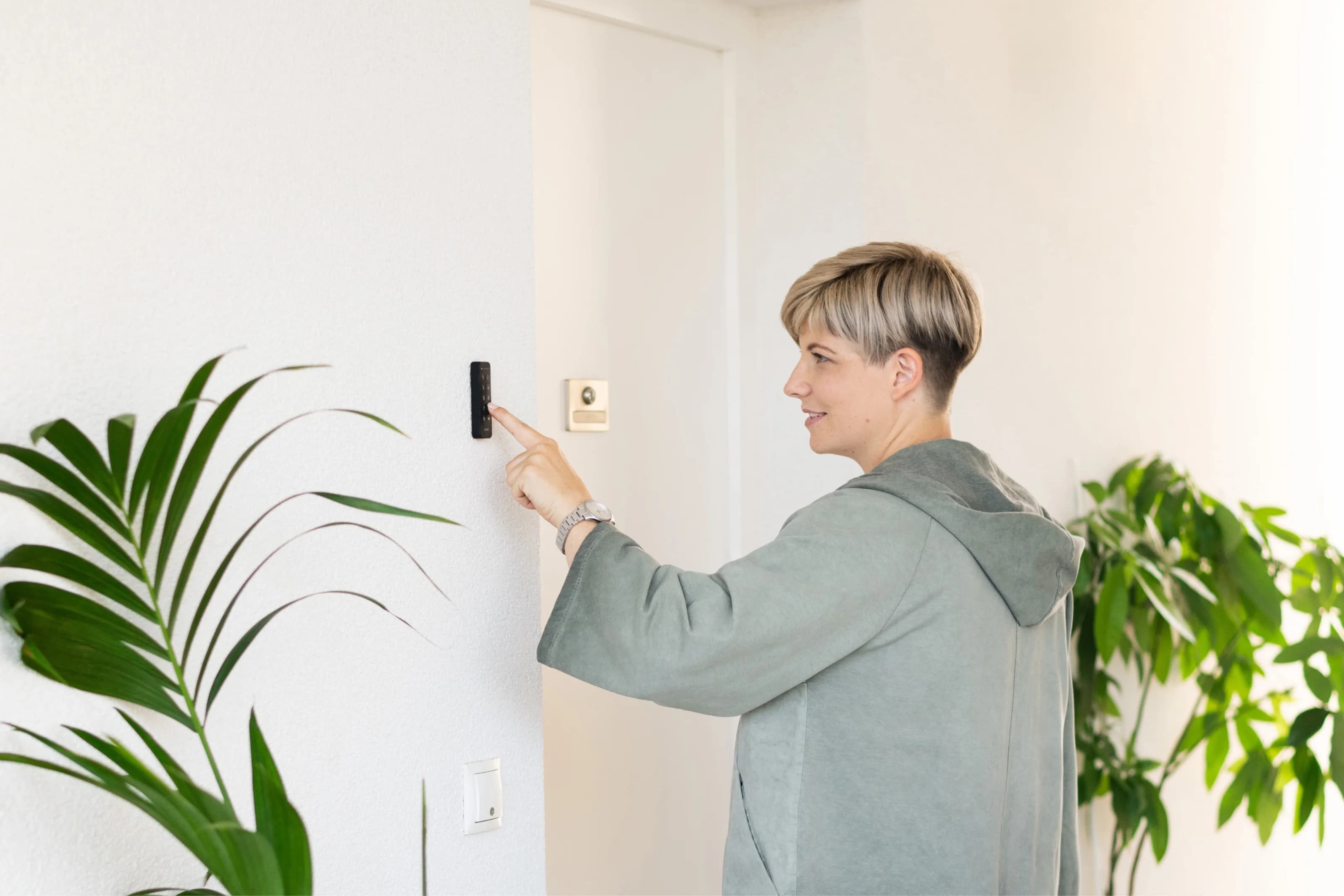 Bir kişi kapının yanındaki Nuki Keypad'e erişim kodunu giriyor