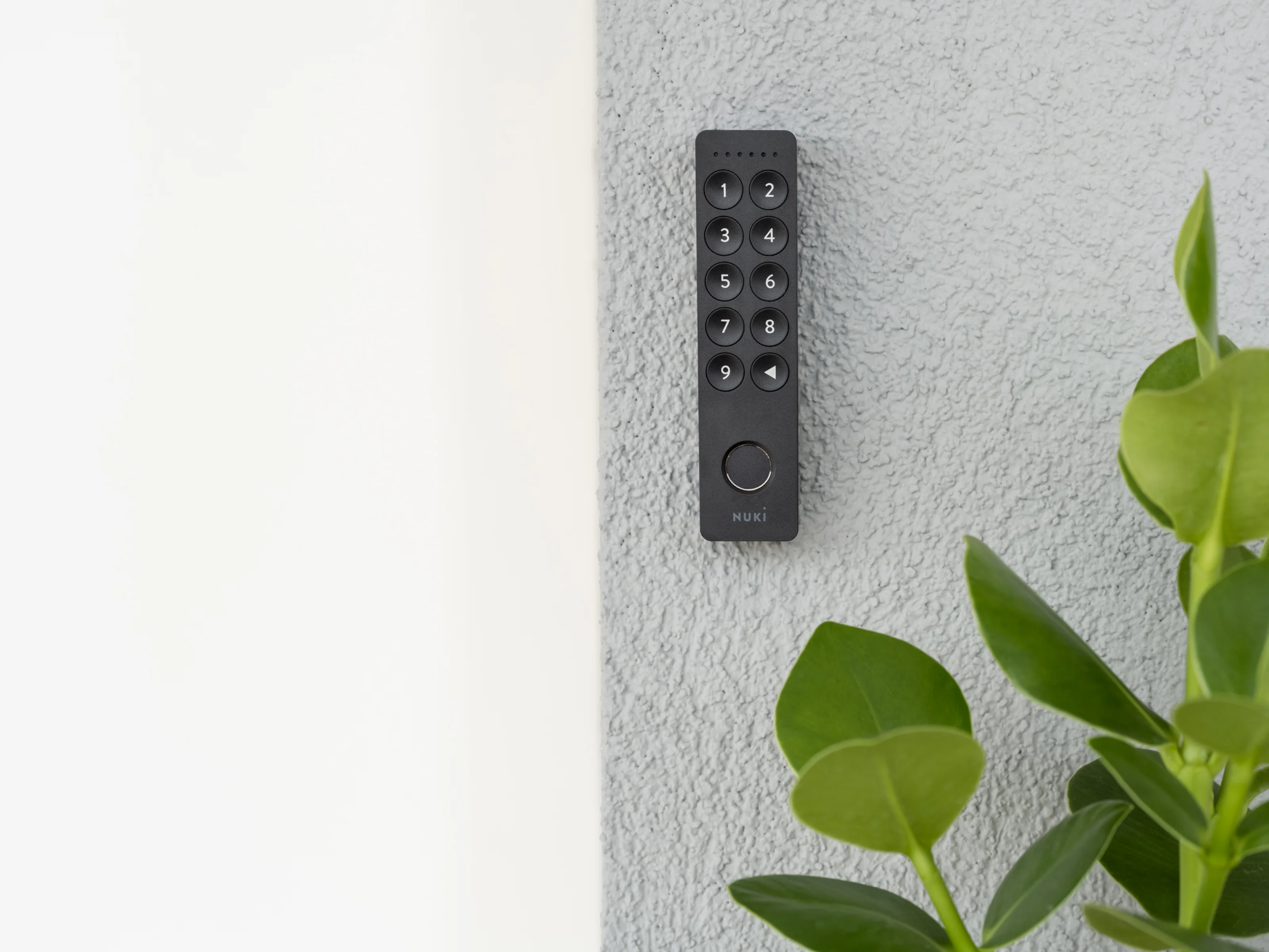 Dış kapı duvarına monte edilmiş Nuki Keypad 2, anahtarsız güvenli erişim sağlıyor.