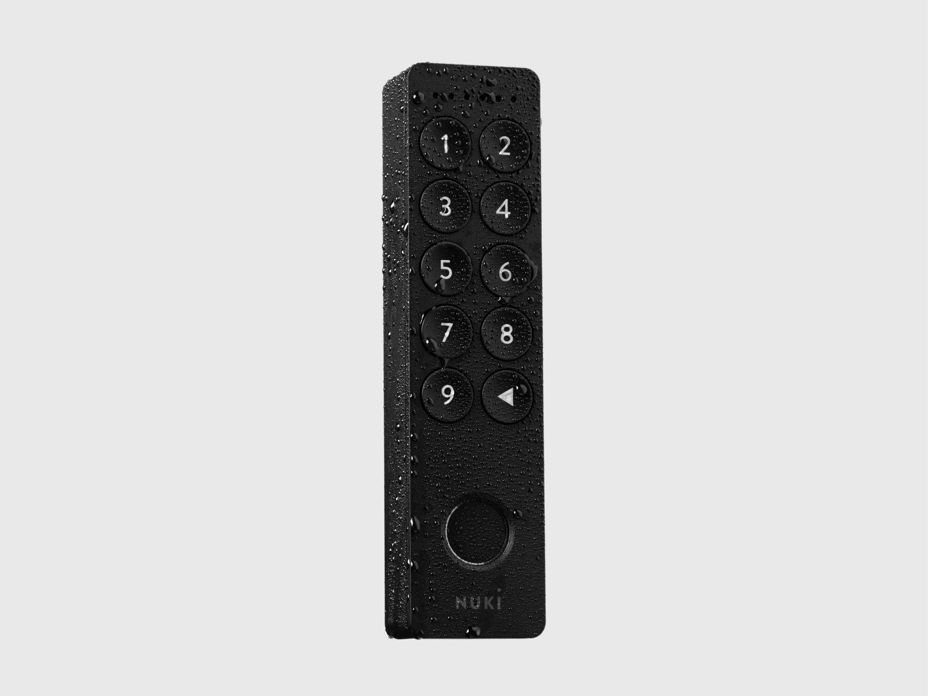 Üzeri su damlalarıyla kaplı Nuki Keypad 2, hava koşullarına dayanıklı tasarımını gösteriyor.