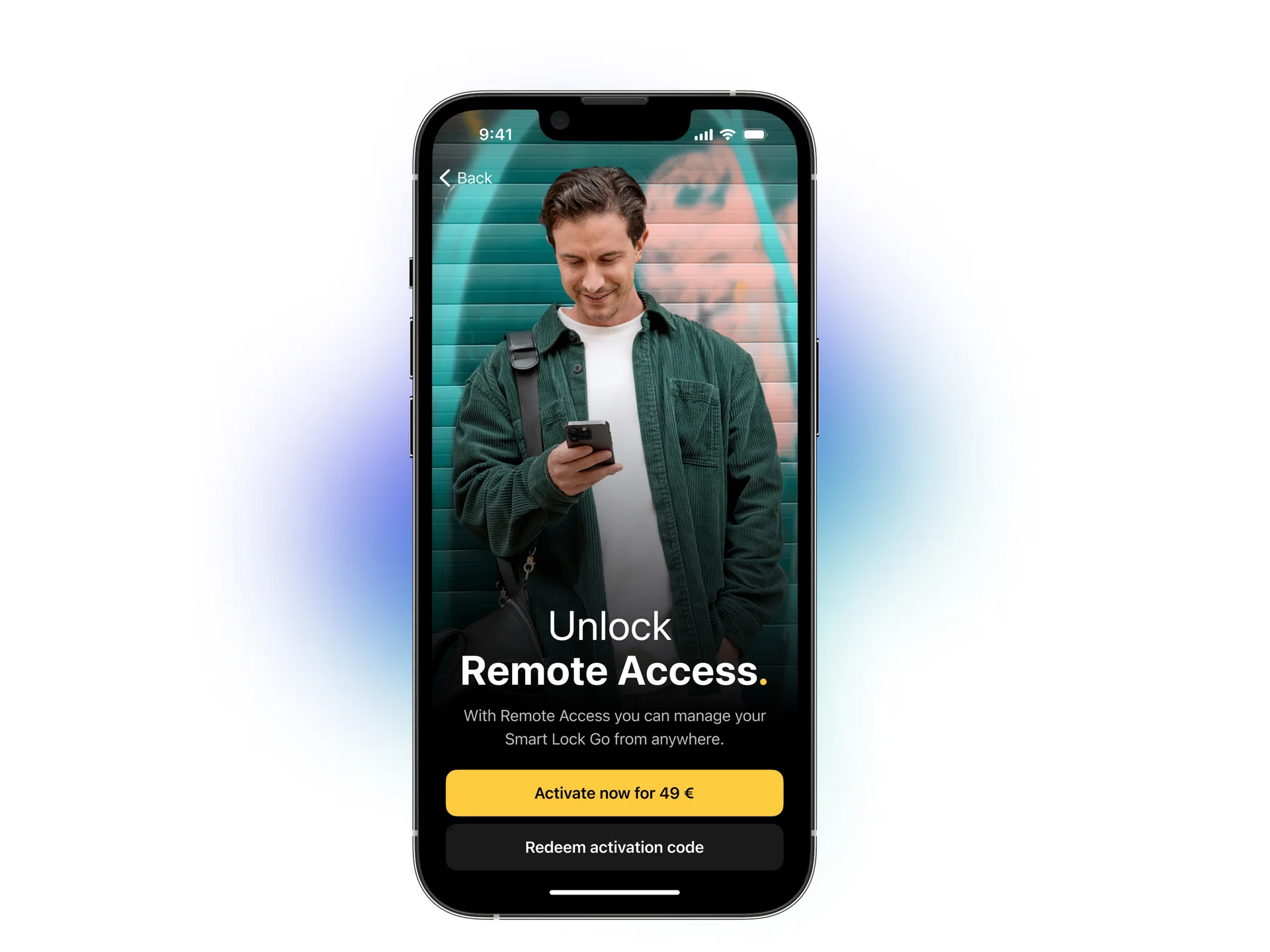 Nuki uygulamasında Remote Access etkinleştirme ekranını gösteren akıllı telefona bakan adam