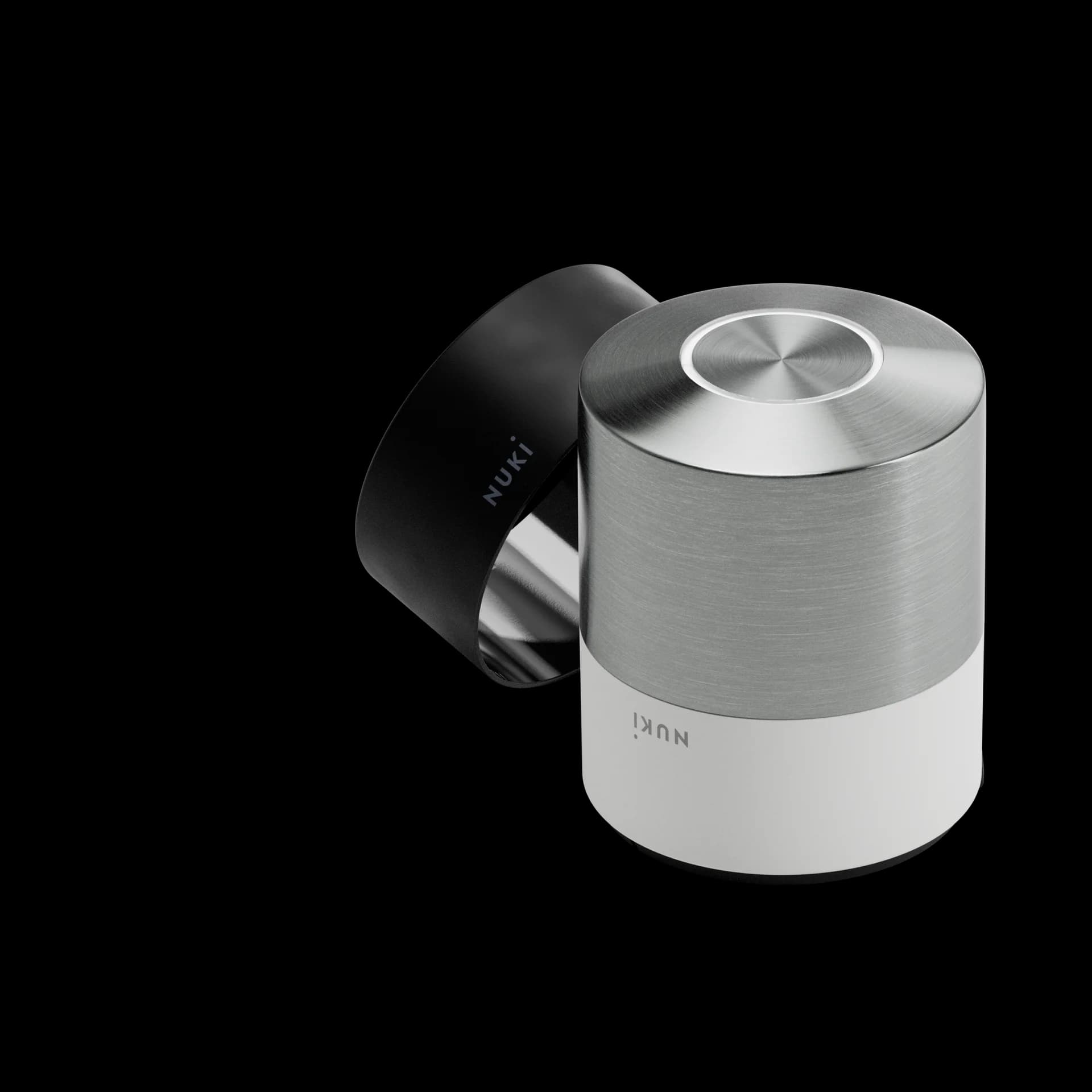 Siyah ve beyaz değiştirilebilir halkalarıyla Nuki Smart Lock Pro, özelleştirilebilir premium tasarım