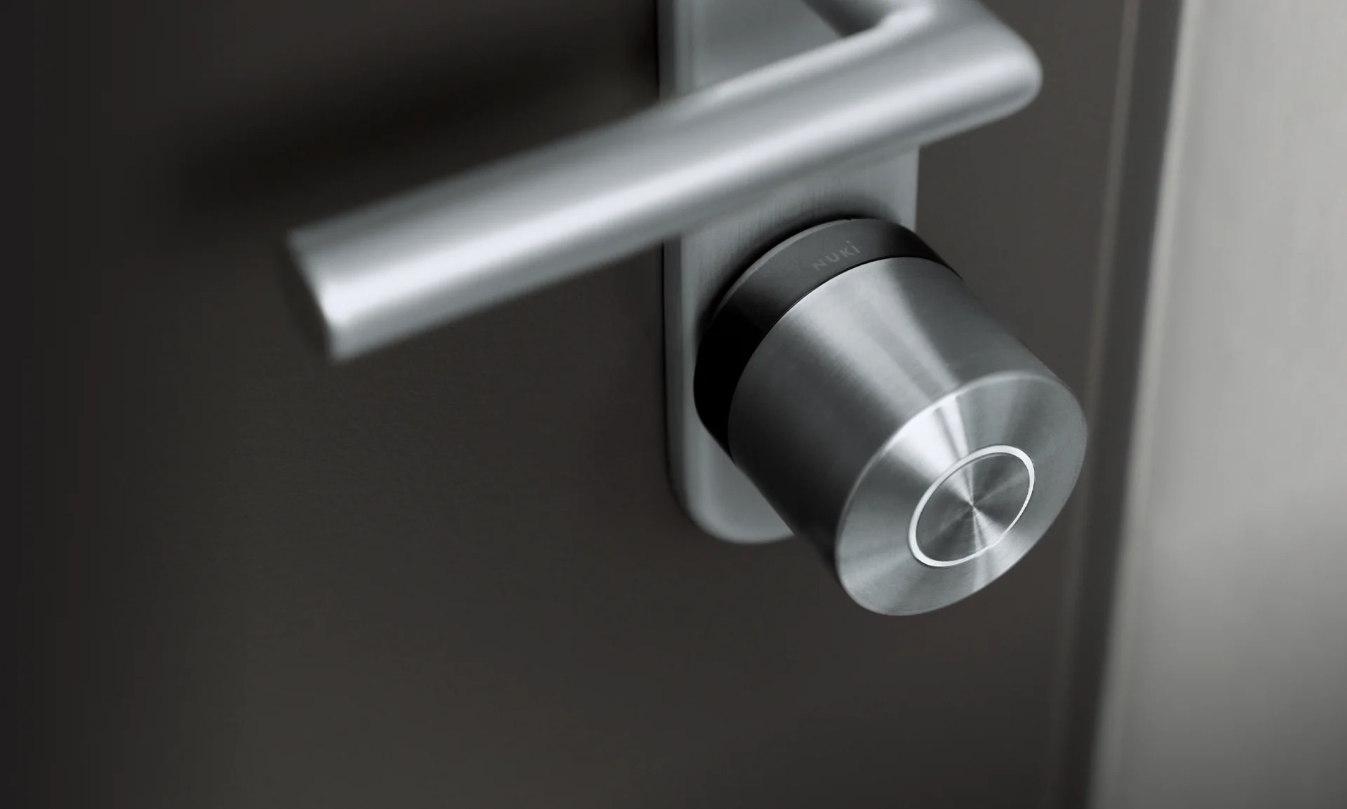 Kapıya monte edilmiş gümüş Nuki Smart Lock Ultra